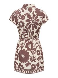 Robe beige à manches courtes avec col, grand motif floral marron, taille ajustée et bordure décorative à l’ourlet, vue de dos.