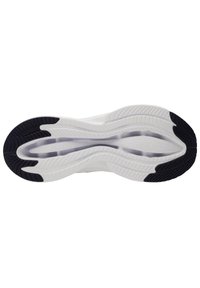 Kengänpohja, jossa on teksturoitu muotoilu; pääasiassa valkoinen, jossa on laivastonsinisiä yksityiskohtia. Sisältää uria pidon ja joustavuuden parantamiseksi.