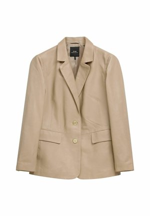 Beżowa skórzana marynarka z klapami z wycięciem, dwoma frontowymi guzikami i kieszeniami na klapę, zaprojektowana na miarę.