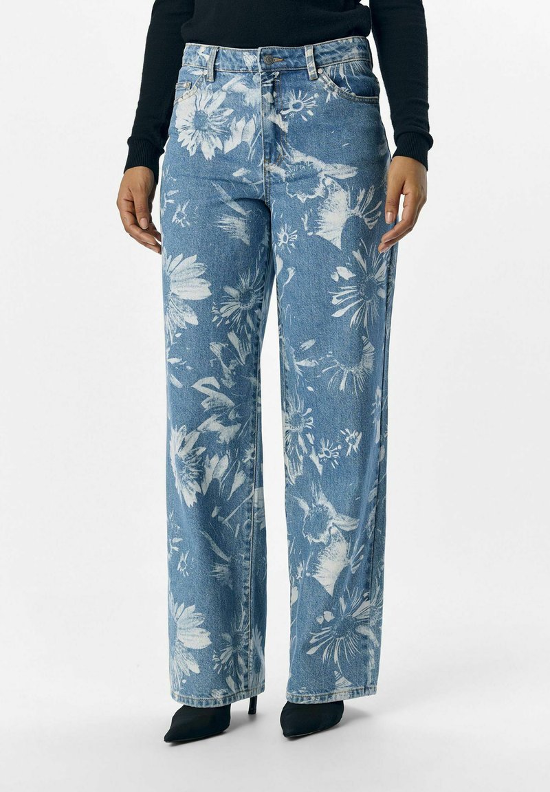 Jeans de pierna ancha de mezclilla con un estampado floral azul, con un lavado claro, cintura alta y un diseño de cinco bolsillos.