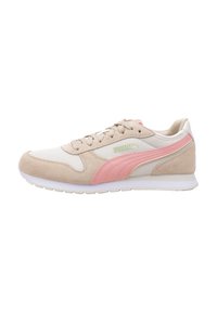 Zapatillas en color beige y rosa, hechas de ante y malla, con una suela blanca y un diseño de franjas rosas, además de un prominente logotipo en el lateral.