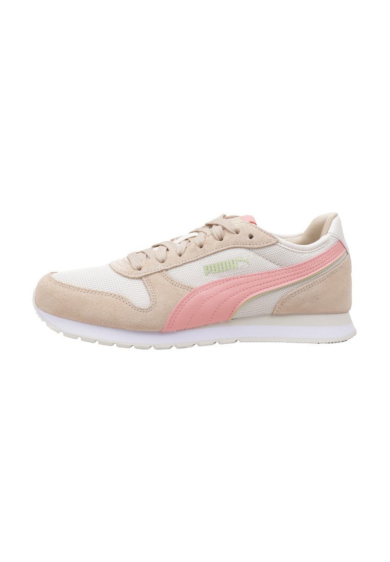 Zapatillas en color beige y rosa, hechas de ante y malla, con una suela blanca y un diseño de franjas rosas, además de un prominente logotipo en el lateral.