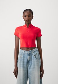 ONLY ONLLIVE LOVE ZIP TOP - Camiseta básica - mars red