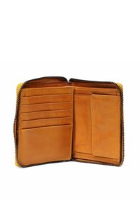 Cartera con cremallera en cuero color marrón claro; cuenta con múltiples ranuras para tarjetas, textura suave y una cremallera oscura contrastante en el borde.