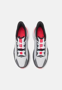 Under Armour INFINITE PRO STORM - Hardloopschoenen voor op de weg - distant gray/black/white