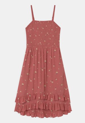 Roze jurk met dunne bandjes, geplooide taille, bloemenpatroon en gelaagde gerimpelde zoom. Gemaakt van lichtgewicht stof.