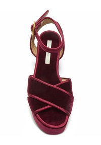 Burgunderrote Wildleder-Sandalette mit Kreuzriemen-Design und Knöchelriemen mit Schnalle. Verfügt über eine strukturierte Innensohle und eine Plateausohle für zusätzlichen Halt.