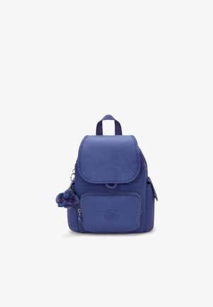 Sac à dos bleu avec une finition texturée, fermeture à rabat, poche avant et un accessoire en forme de singe en porte-clés. Doté d'une poignée supérieure robuste et de bretelles ajustables.