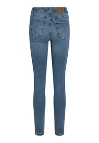 Jeans skinny azuis feitos de denim, apresentando uma cintura média, dois bolsos traseiros e um detalhe em couro castanho na cintura.