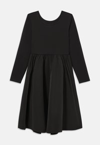 Pikade pikkade varrukatega must kleit, millel on keha ümbritsev korpus ja kokku tõmmatud seelik, valmistatud siledast kangast, ringsuuga ja pahkluuni ulatuva hemiga.