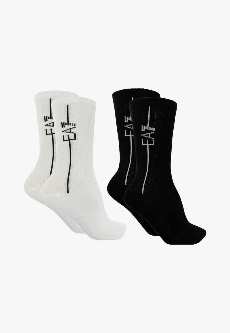 Sett med fire ankelsokker i hvitt og svart, ribbet tekstur, med kontrastfarge vertikal tekstdesignet på hver sokk.