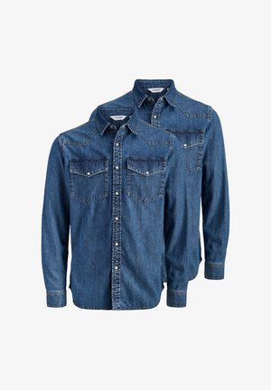 Zwei langärmlige blaue Jeanshemden mit Druckknöpfen und Brusttaschen mit Klappen, Vorder- und Rückseite auf weißem Hintergrund angezeigt.