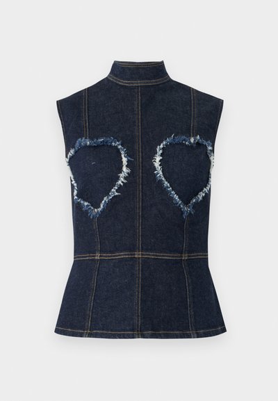 Σκούρο μπλε αμάνικο τζιν τοπ με ψηλό γιακά και καρδιόσχημες περικοπές με ξεφτισμένο ύφασμα στις περιοχές του στήθους.