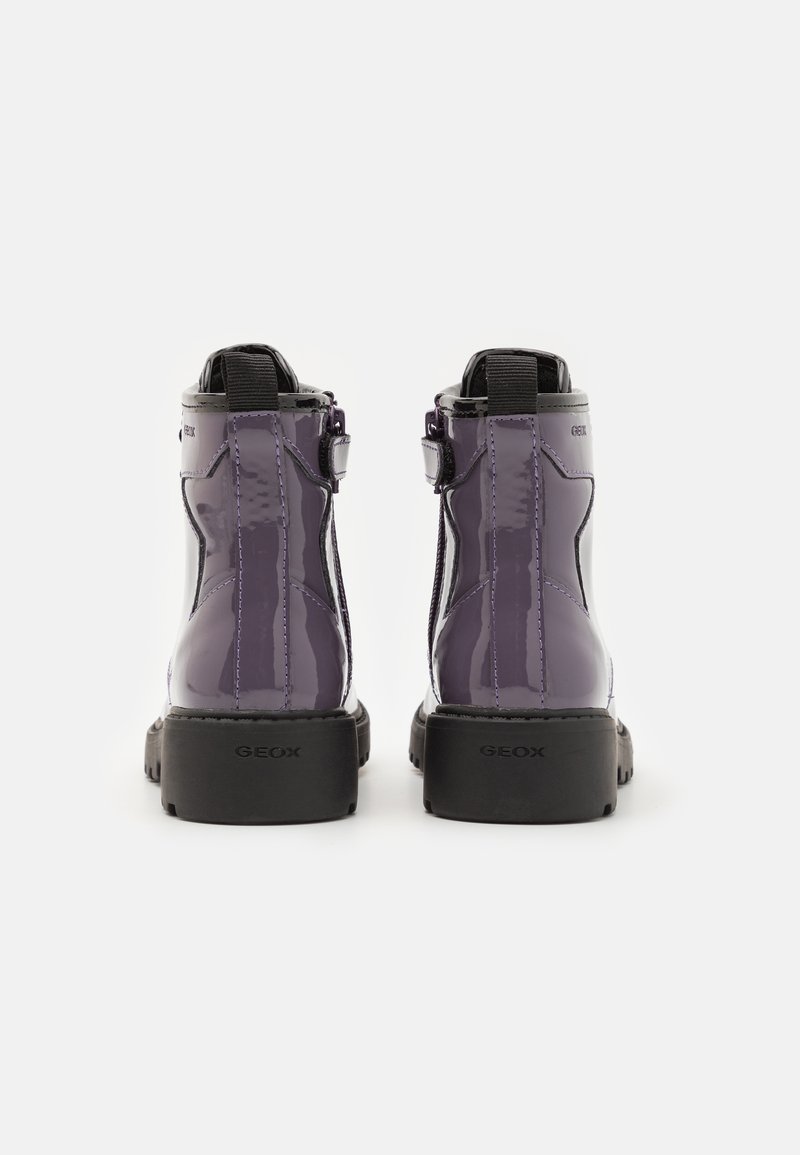 Lila patentierte Knöchelstiefel mit glatter Textur, Gummisohle, Reißverschluss hinten und Markenlogo an der Ferse. Mit kontrastierenden Steppnähten.