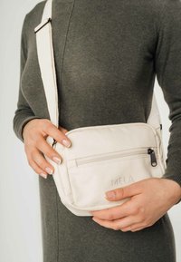 MELA KLEINE PATNI - Umhängetasche - ecru