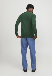 Jack & Jones JJEHILL CREW NECK  - Jumper - dark green