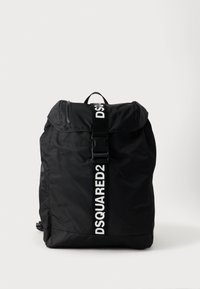 Μαύρο σακίδιο από νάιλον με κύριο κλείσιμο τύπου ρολό, ρυθμιζόμενους ιμάντες και έντονο λευκό λογότυπο σε ιμάντα. Ομαλή υφή και μινιμαλιστικός σχεδιασμός.