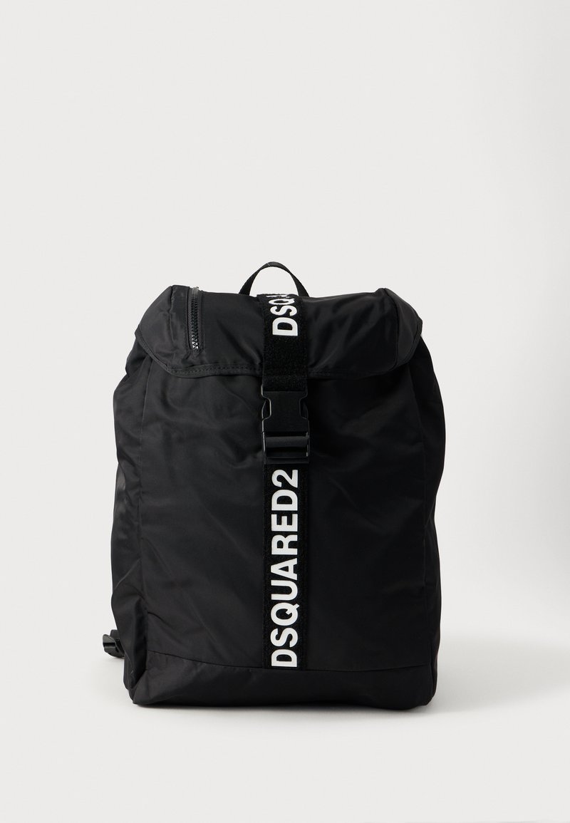 Μαύρο σακίδιο από νάιλον με κύριο κλείσιμο τύπου ρολό, ρυθμιζόμενους ιμάντες και έντονο λευκό λογότυπο σε ιμάντα. Ομαλή υφή και μινιμαλιστικός σχεδιασμός.