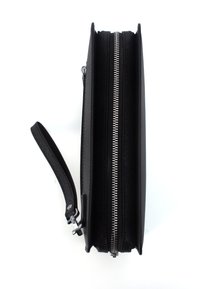 Borsa a mano nera con zip, dalla superficie testurizzata, design piatto e manico laterale. Caratterizzata da una cerniera metallica e bordi eleganti.