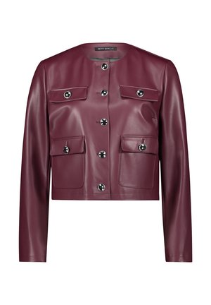 Bordowa skórzana krótka kurtka z zaokrąglonym dekoltem, pięcioma dużymi czarnymi guzikami oraz dwoma przednimi kieszeniami z klapami.