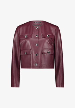 Bordowa skórzana krótka kurtka z zaokrąglonym dekoltem, pięcioma dużymi czarnymi guzikami oraz dwoma przednimi kieszeniami z klapami.