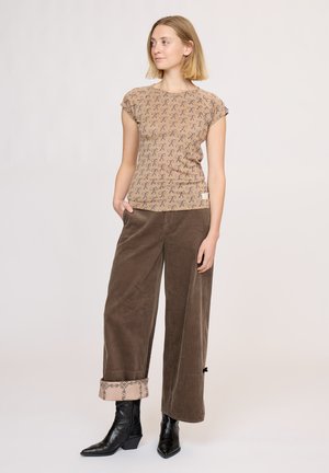 Nyomott mintás póló - print walnut brown