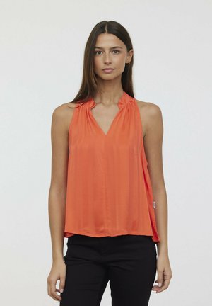 Blouse sans manches orange avec un décolleté en V et des détails froncés au niveau du cou, dotée d'une coupe loose et d'un tissu lisse et léger.