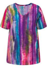 Tričko s krátkým rukávem a výstřihem do V v živém multicolor vzoru s vertikálními pruhy fialové, růžové, modré a žluté na měkkém materiálu.