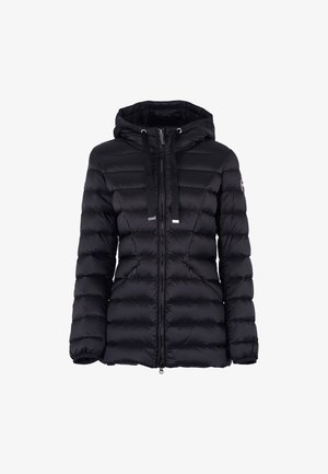 Doudoune noire avec capuche, présentant des sections matelassées, une fermeture éclair à l'avant et des liens de serrage. Design simple avec des poches latérales.