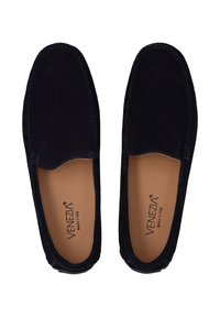 Sorte ruskinds loafers med en glat tekstur, afrundet tå og minimal syningdetalje; indersiden har en beige indersål med brandlogo.