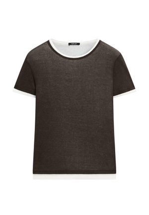 Donkergrijze T-shirt met korte mouwen en witte biezen langs de kraag, mouwzomen en zoom, plat gelegd op een witte achtergrond.