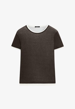 Donkergrijze T-shirt met korte mouwen en witte biezen langs de kraag, mouwzomen en zoom, plat gelegd op een witte achtergrond.