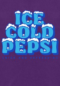 Testo blu con accenti di neve che dice "PEPSI GHIACCIATA" sopra un testo più piccolo "FRESCA E RINFRESCANTE" su uno sfondo viola.