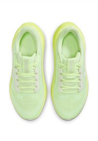 Des chaussures de sport vert clair avec une tige en mesh, un bout rond et des accents blancs contrastants. Elles disposent d'une semelle rembourrée et d'un lacet.