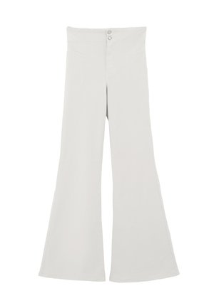 Pantalones de campana gris claro con cintura alta, que cuentan con dos botones en la cintura y bolsillos frontales, elaborados en una tela suave y lisa.