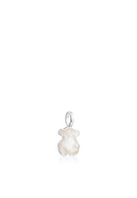 Colgante en forma de oso de plata con una piedra blanca facetada e iridiscente, que resalta contornos suaves y bordes brillantes.