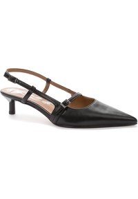 Mustat nahkaiset slingback-kengät, joissa on terävä kärki, säädettävä hihna ja matala lohkokorko. Ominaisuuksiin kuuluu sileä pinta ja minimalistinen muotoilu.