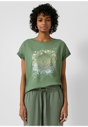 Grünes Baumwoll-T-Shirt mit kurzen Ärmeln und rundem Ausschnitt, mit einem detaillierten Mandala-Motiv in gedämpften Farben und einem lockeren Schnitt.