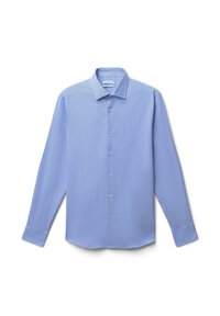 Camicia da uomo a maniche lunghe, blu chiaro, con bottoni, caratterizzata da fini righe verticali, colletto a punta e polsini con bottoni, su uno sfondo bianco.