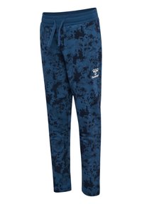 Marineblauwe sweatpants met een gestructureerd camouflagepatroon, elastische tailleband met trekkoord, en een klein wit logo aan de zijkant.
