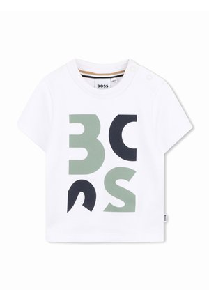 Chemise blanche à manches courtes pour tout-petit avec des lettres abstraites BOSS en vert et noir imprimées sur le devant et des boutons-pression sur l'épaule gauche.