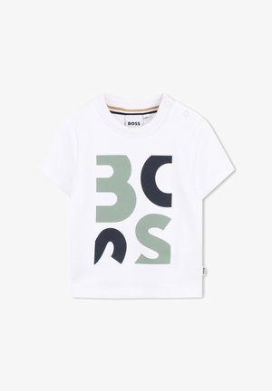 Chemise blanche à manches courtes pour tout-petit avec des lettres abstraites BOSS en vert et noir imprimées sur le devant et des boutons-pression sur l'épaule gauche.