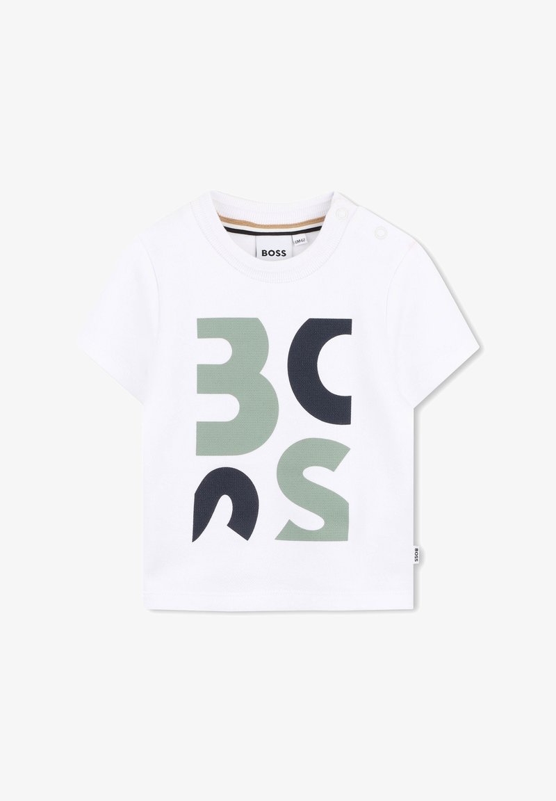 Chemise blanche à manches courtes pour tout-petit avec des lettres abstraites BOSS en vert et noir imprimées sur le devant et des boutons-pression sur l'épaule gauche.