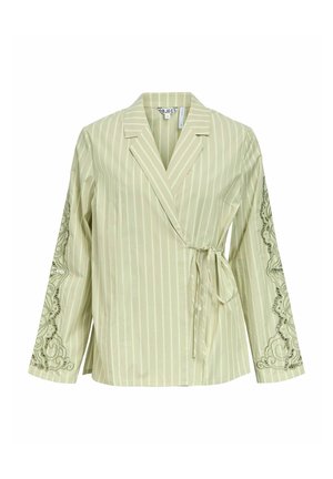 Bluză tip wrap cu dungi verzi deschise, cu legătură în talie și broderie din dantelă pe mânecile lungi, având un guler cu decupaj.