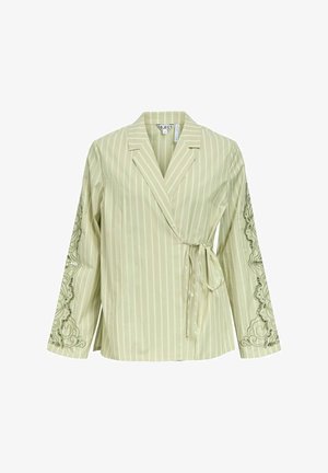 Lys grønn stripete omslagsbluse med belte i midjen og blonderbroderi på lange ermer, med en hakket krage.