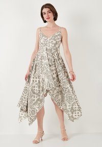 Grijs en wit gestreepte jurk met een diepe V-hals, spaghetti bandjes en een asymmetrische zoom, met een luchtige A-lijn silhoët.
