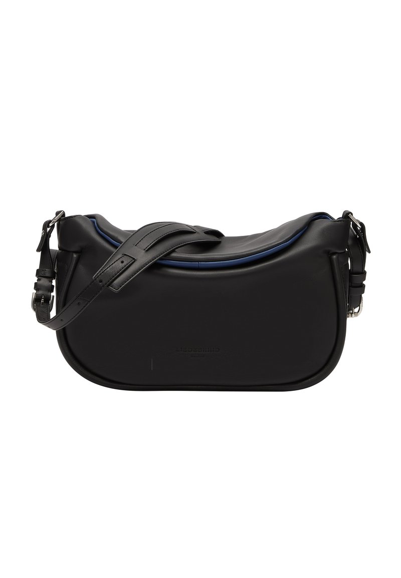 Schwarze Lederschultertasche mit einer geschwungenen Silhouette, die an der oberen Kante einen blauen Akzent aufweist und einen verstellbaren Trageriemen hat.