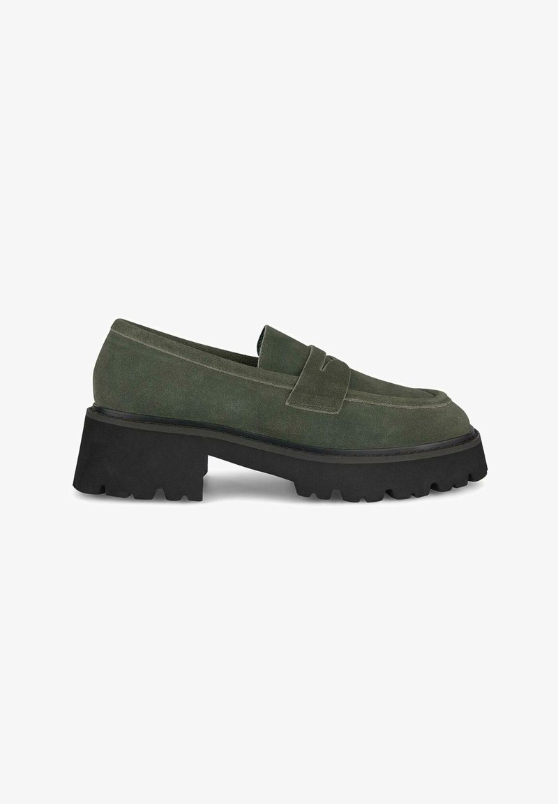 Mocassins en daim vert avec une semelle épaisse en caoutchouc noir. Ils présentent une bride penny et un bout arrondi, mettant en valeur une surface texturée.