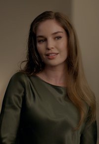 Satin, olivgrön topp med rundad halsringning och långa ärmar. Slät textur med en lätt glans som framhäver en elegant silhuett.