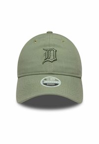 Verstellbare olivgrüne Mütze mit gebogenem Schirm, ausgestattet mit einer erhabenen gestickten "D"-Logos und Nahtdetails. New Era 9TWENTY Design.